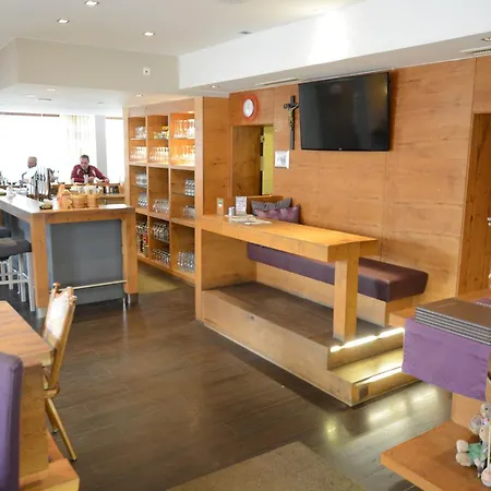 阿尔盆兹勒塔勒霍夫酒店 酒店